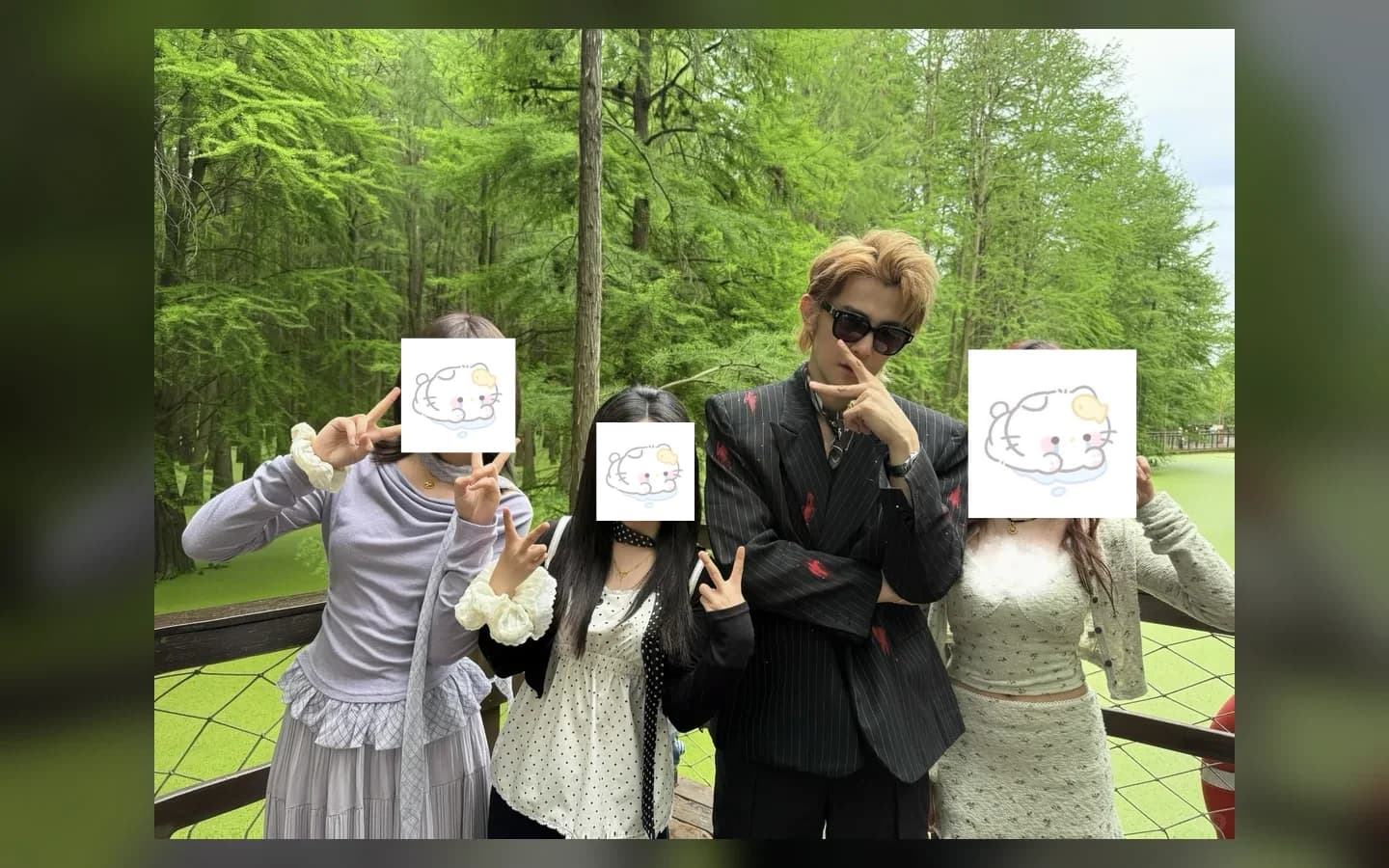 汪东城在临安青山湖水上森林与游客合影